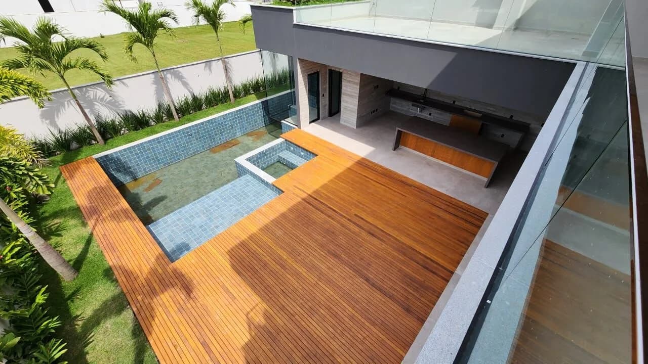 Piscina com hidromassagem, deck em madeira cumaru e palmeiras na Mansão Duplex Alphaville 800m² Barra da Tijuca