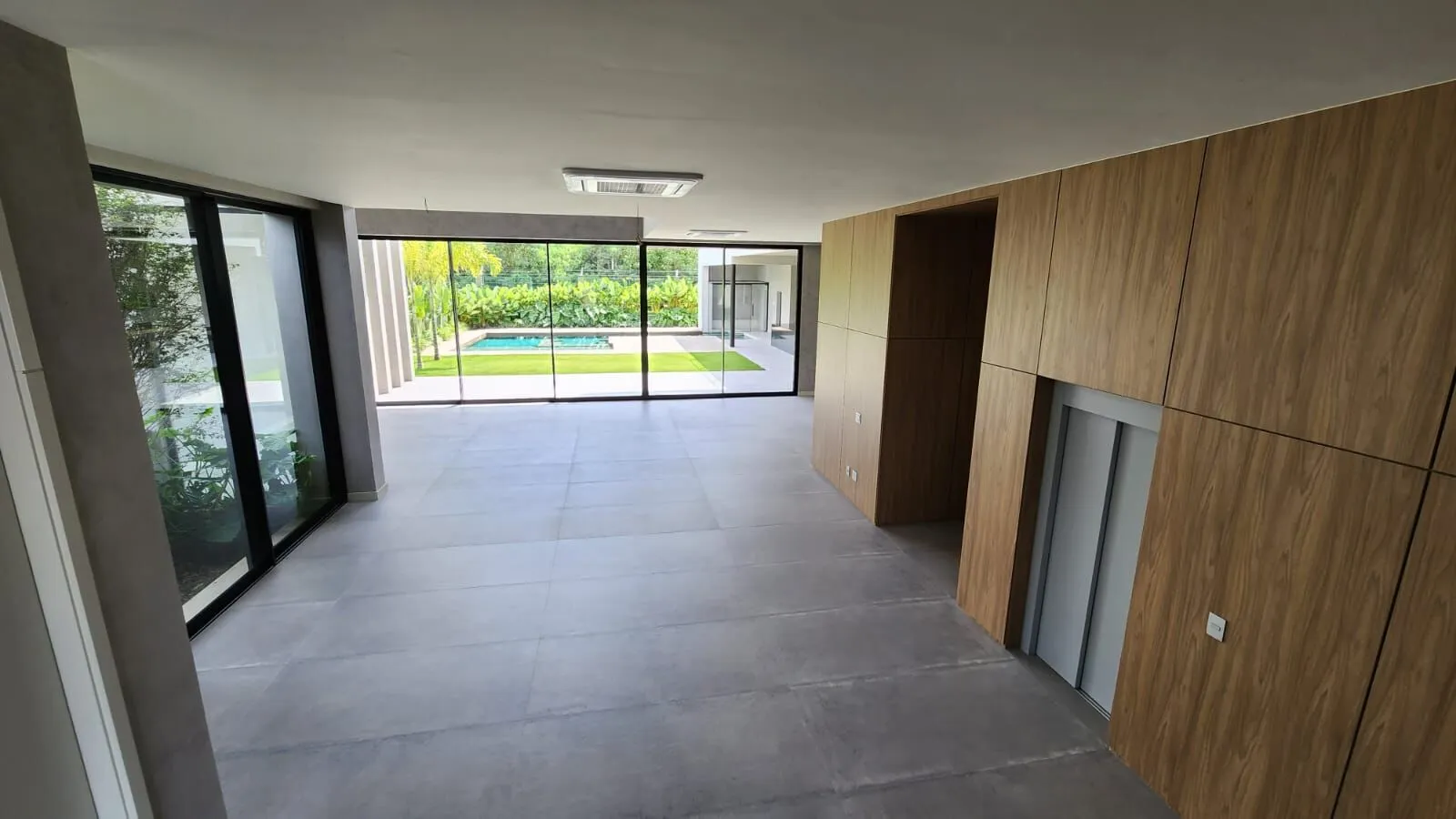 Sala de jantar com amplo espaço e integração ao salão na Mansão Duplex Alphaville 800m²