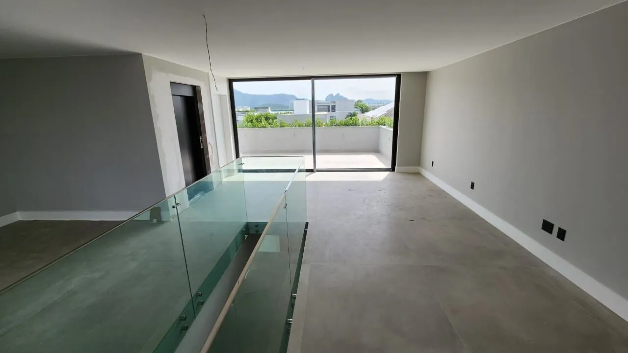 Sala com guarda-corpo em vidro e vista panorâmica para as montanhas na Mansão Duplex Alphaville 800m²