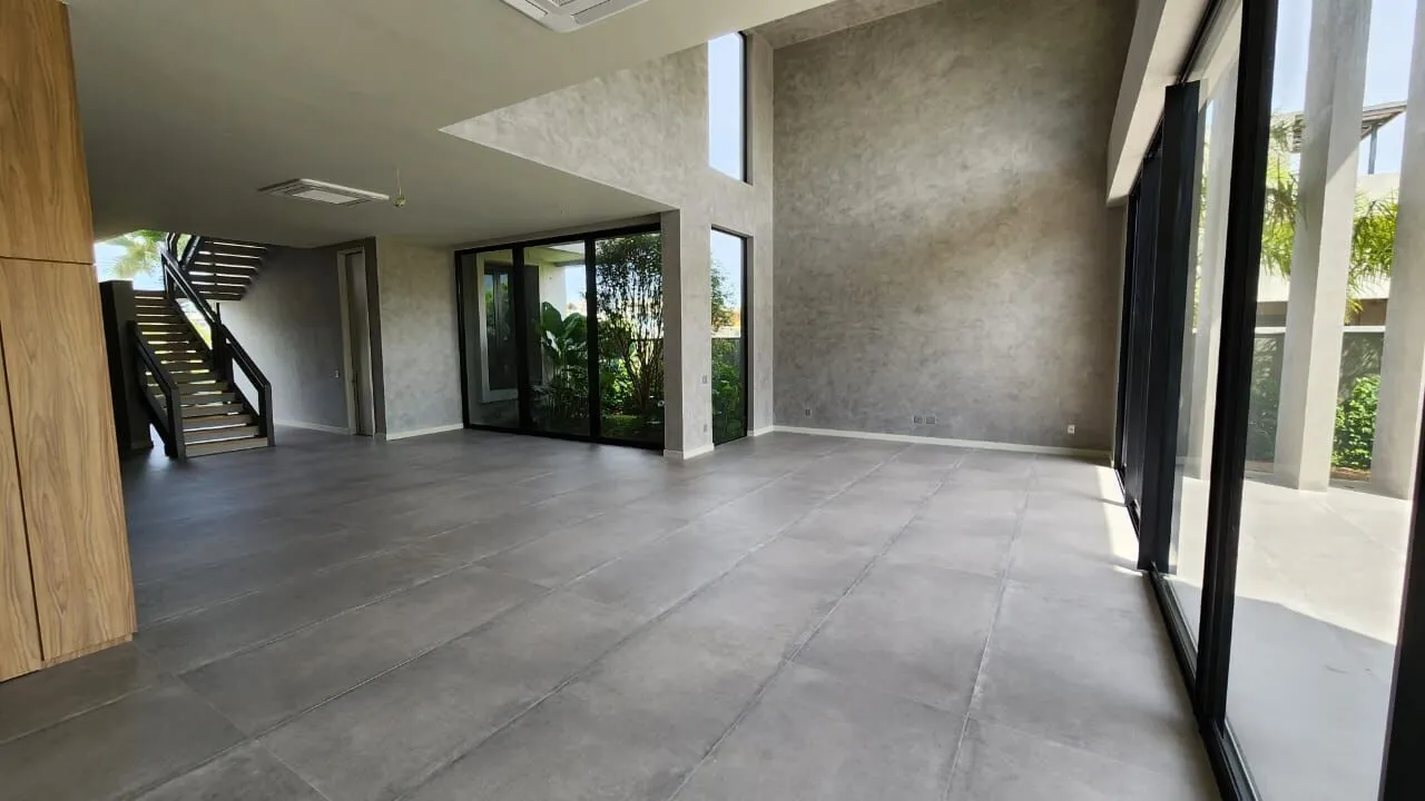 Suíte espaçosa com armários embutidos e piso porcelanato na Mansão Duplex Alphaville 800m²
