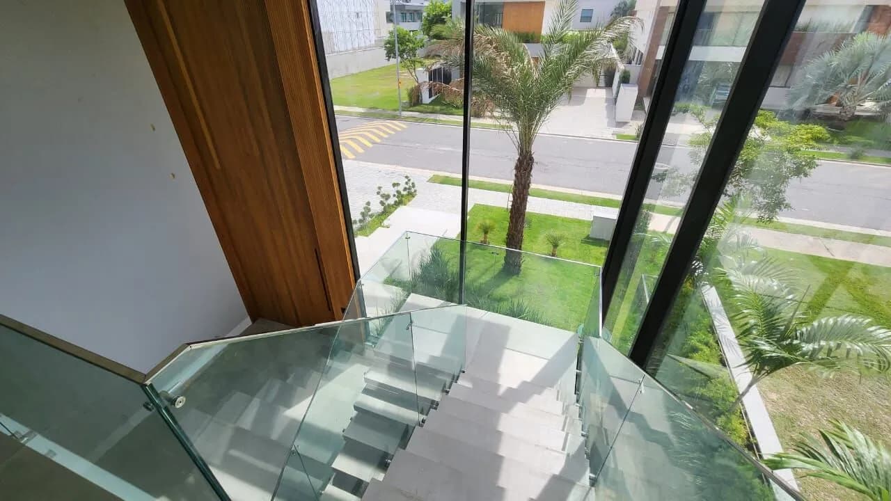 Terceira suíte com armários planejados na Mansão Duplex Alphaville 800m² Barra da Tijuca